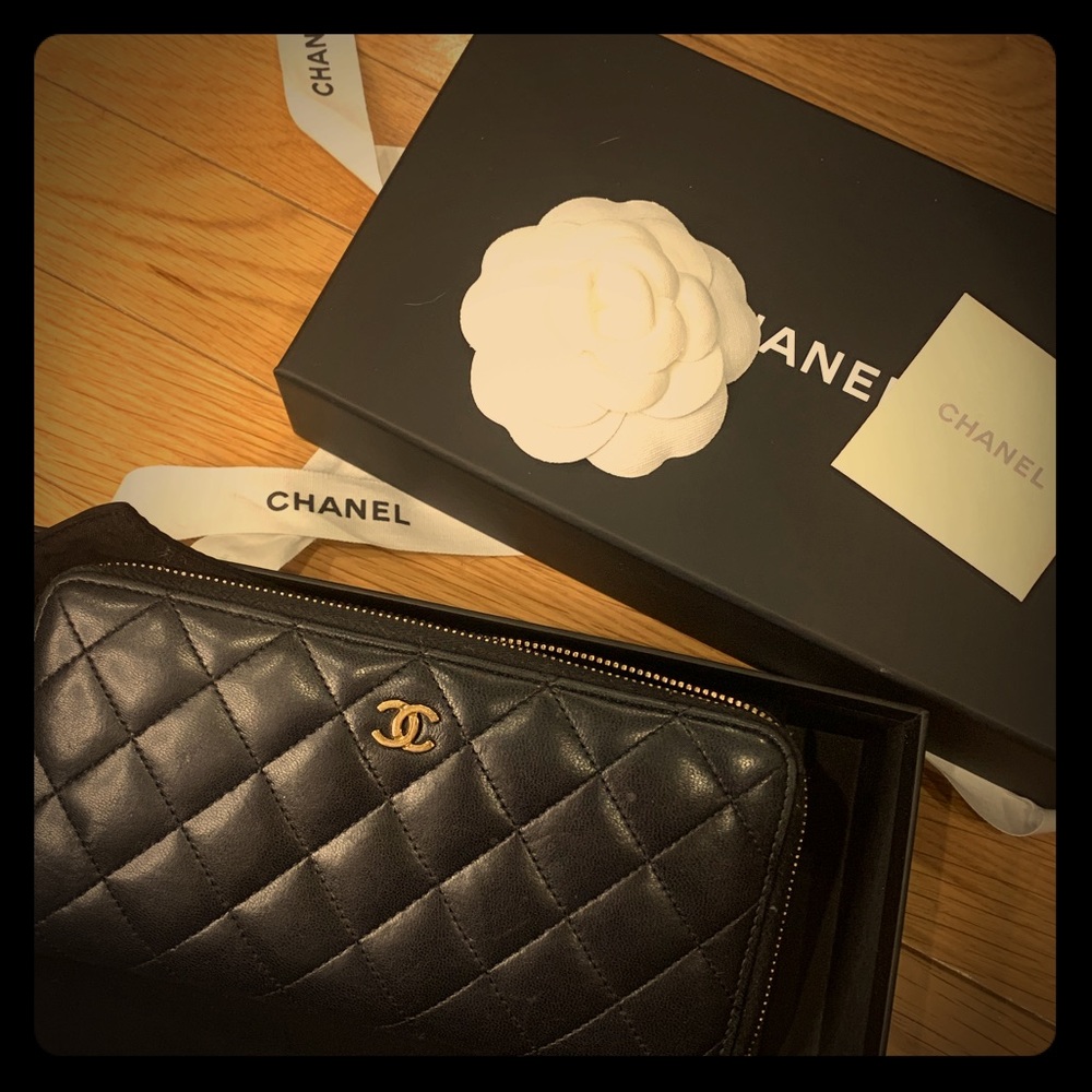 GENUINE 🖤 CHANEL wallet zip around lambskin gold